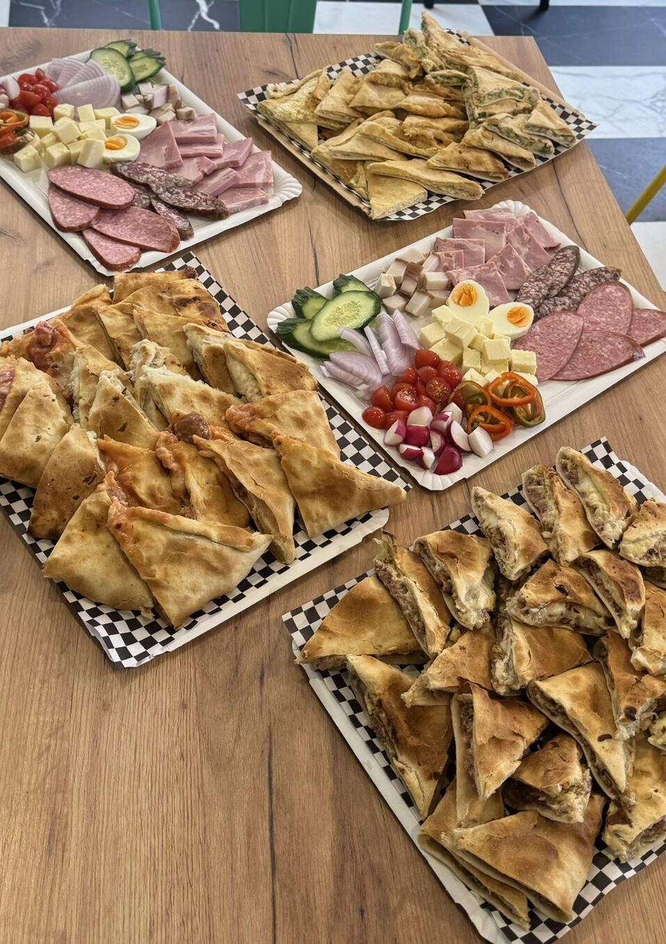 Bandeja de plaxintas cortadas en porciones, lista para un evento