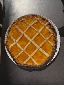 Tarta dulce Plaxinta entera con relleno de mermelada de albaricoque